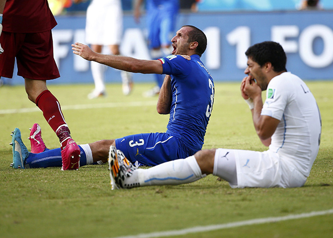 Уругвайский нападающий укусил итальянского защитника в матче ЧМ-2014