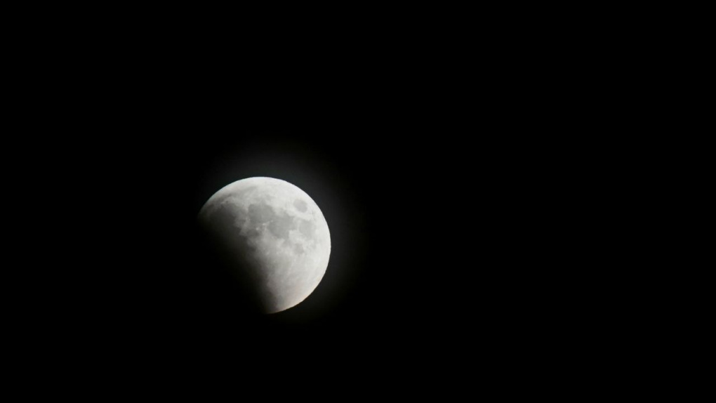 Россия наблюдает за затмением кроваво-красной Луны. Лучшие фото