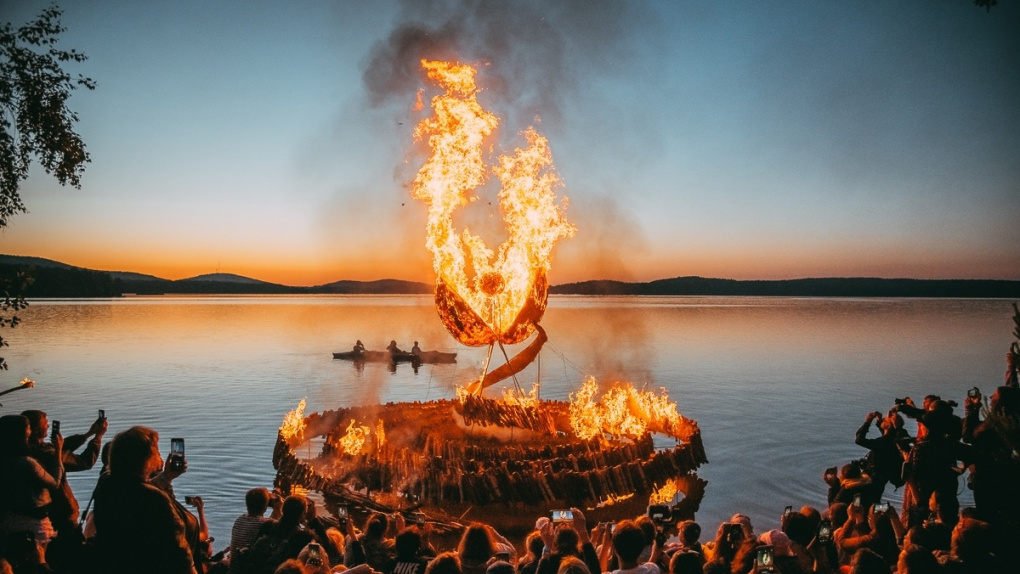 На озере под Екатеринбургом прошел фестиваль скульптур из природных материалов. Фото