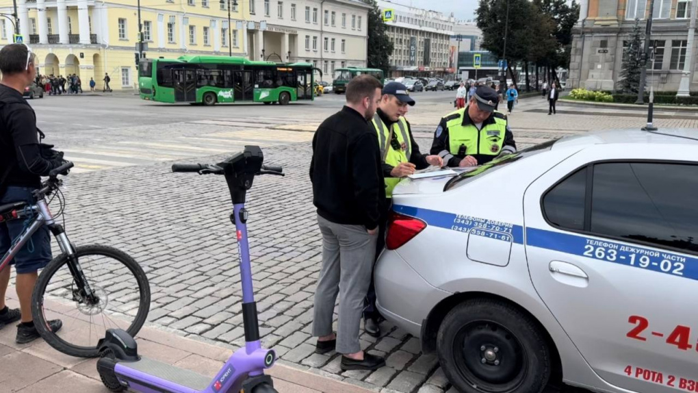 В Екатеринбурге за час полицейские и чиновники поймали всего четырех самокатчиков-нарушителей