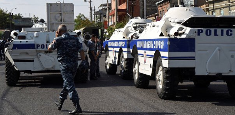 В Ереване оппозиционеры захватили пункт полиции с требованием освободить их лидера