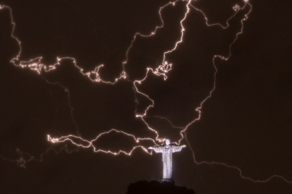 Молния оставила без пальца статую Христа-Искупителя в Рио-де-Жанейро