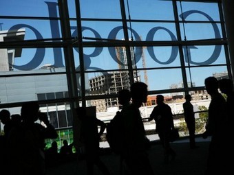 Ошибка сотрудников привела к падению акций Google