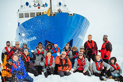 В Антарктиде эвакуируют экипаж российского судна, которое застряло во льдах