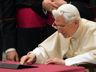 Папа римский написал первый твит, в котором он всех благословил