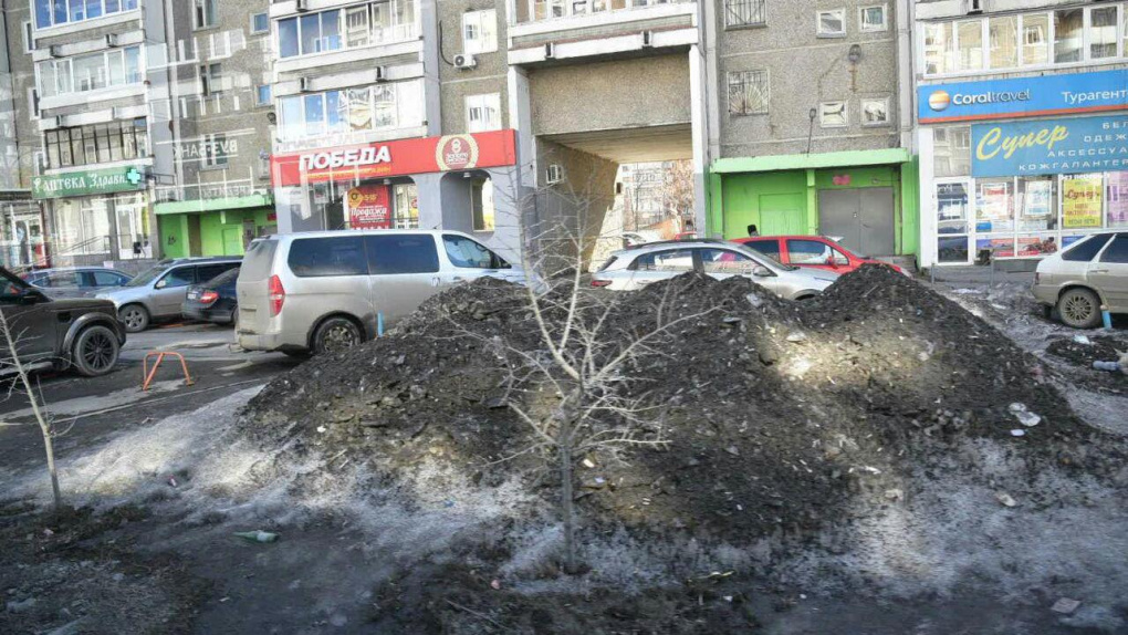 Потом передумал. Уралмаш фото грязь. Пятерочка в снегу разгромили.