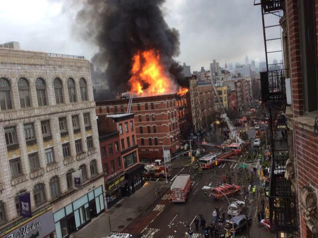 В Нью-Йорке в результате взрыва газа и пожара обрушилось три здания