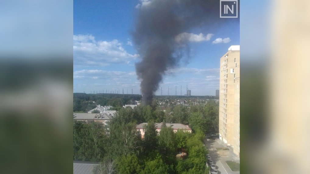 Пожар на уралмаше сегодня е1. Пожар на Уралмаше. Пожар на Уралмаше сейчас. Уралмаш Екатеринбург пожар 11.10.2022. Сгоревшая школа на Уралмаше.