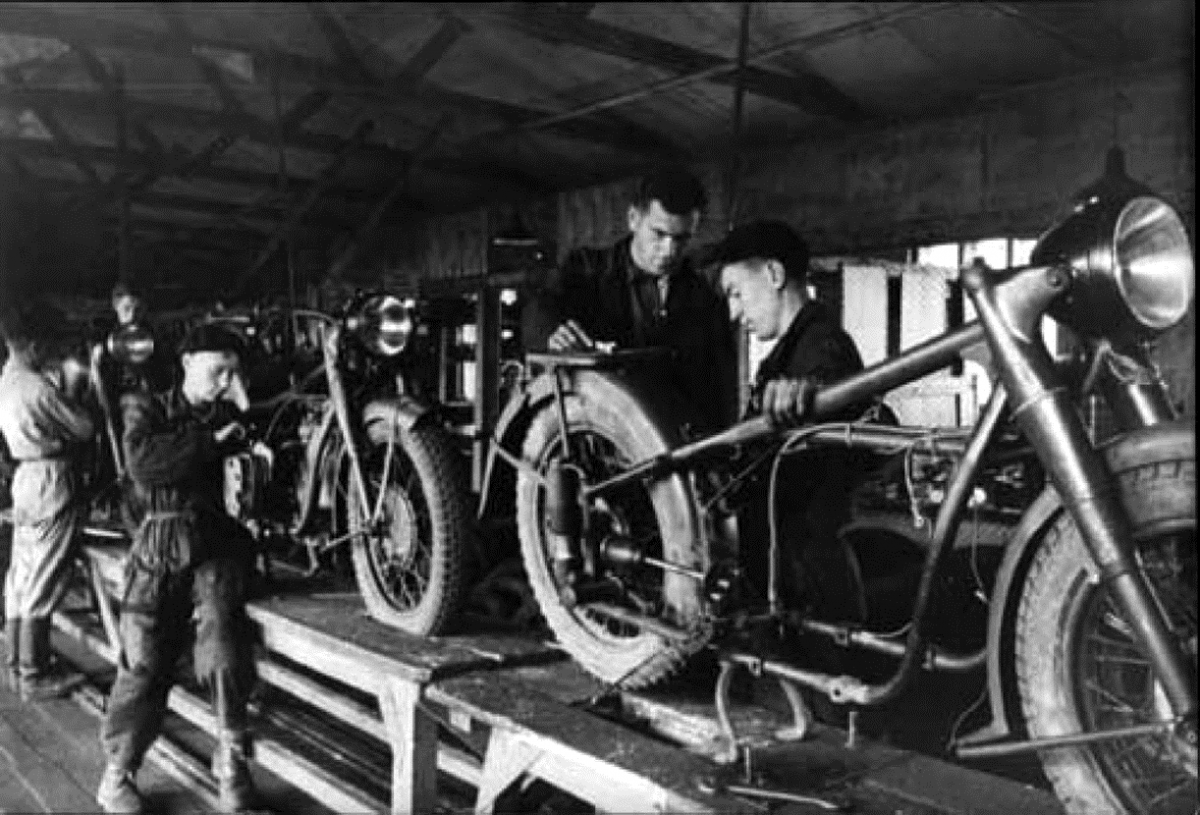«Урал» для Брэда Питта. История единственного в мире производителя мотоциклов с коляской