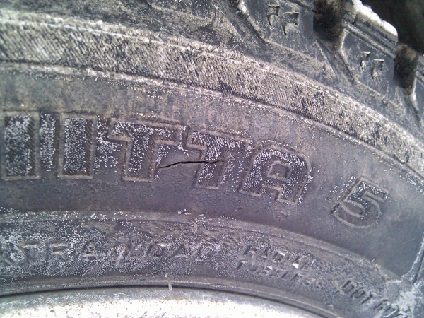 В Краснолесье массово прокалывают колеса автомобилистам