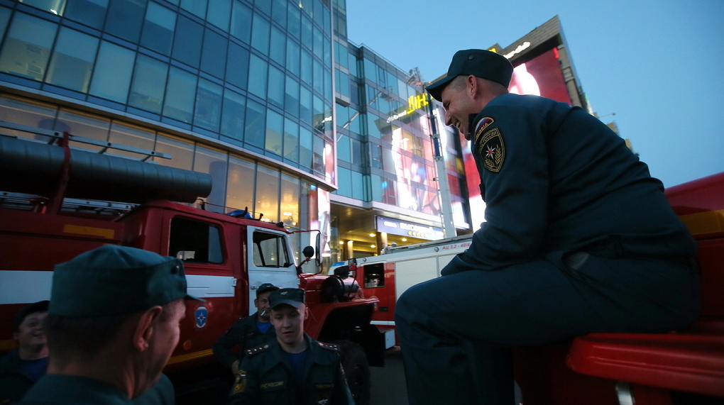 Людей эвакуируют вертолетом: фоторепортаж с учений МЧС в «Высоцком»