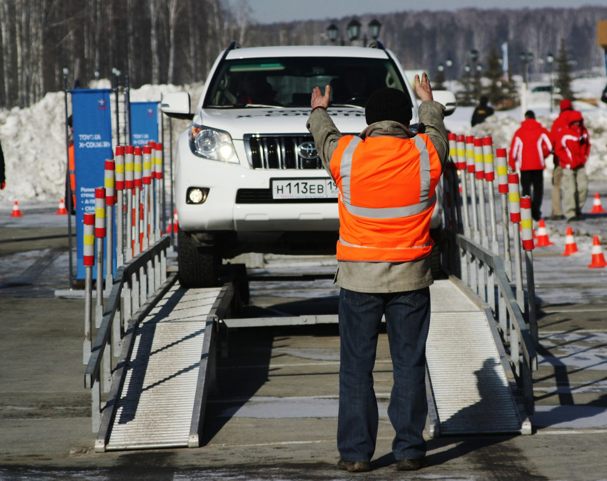 Фоторепортаж 66.ru: внедорожные Toyota проверили на прочность