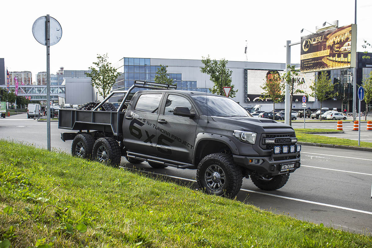 Потому что могут: российские тюнеры сделали из Toyota Tundra 6-колёсный грузовик