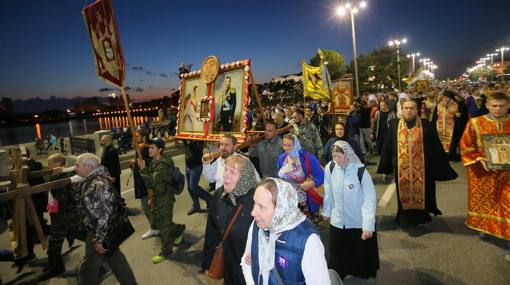 Наталья Поклонская, нодовцы и тысячи верующих прошли крестным ходом по Екатеринбургу. Фоторепортаж 66.RU