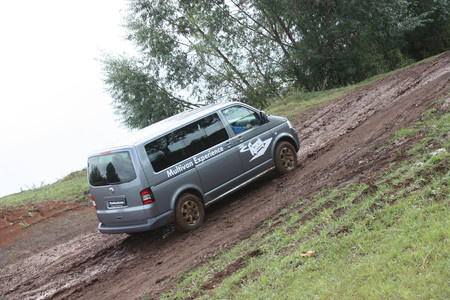 Volkswagen off-road experience: по пояс в воде, по локоть в глине