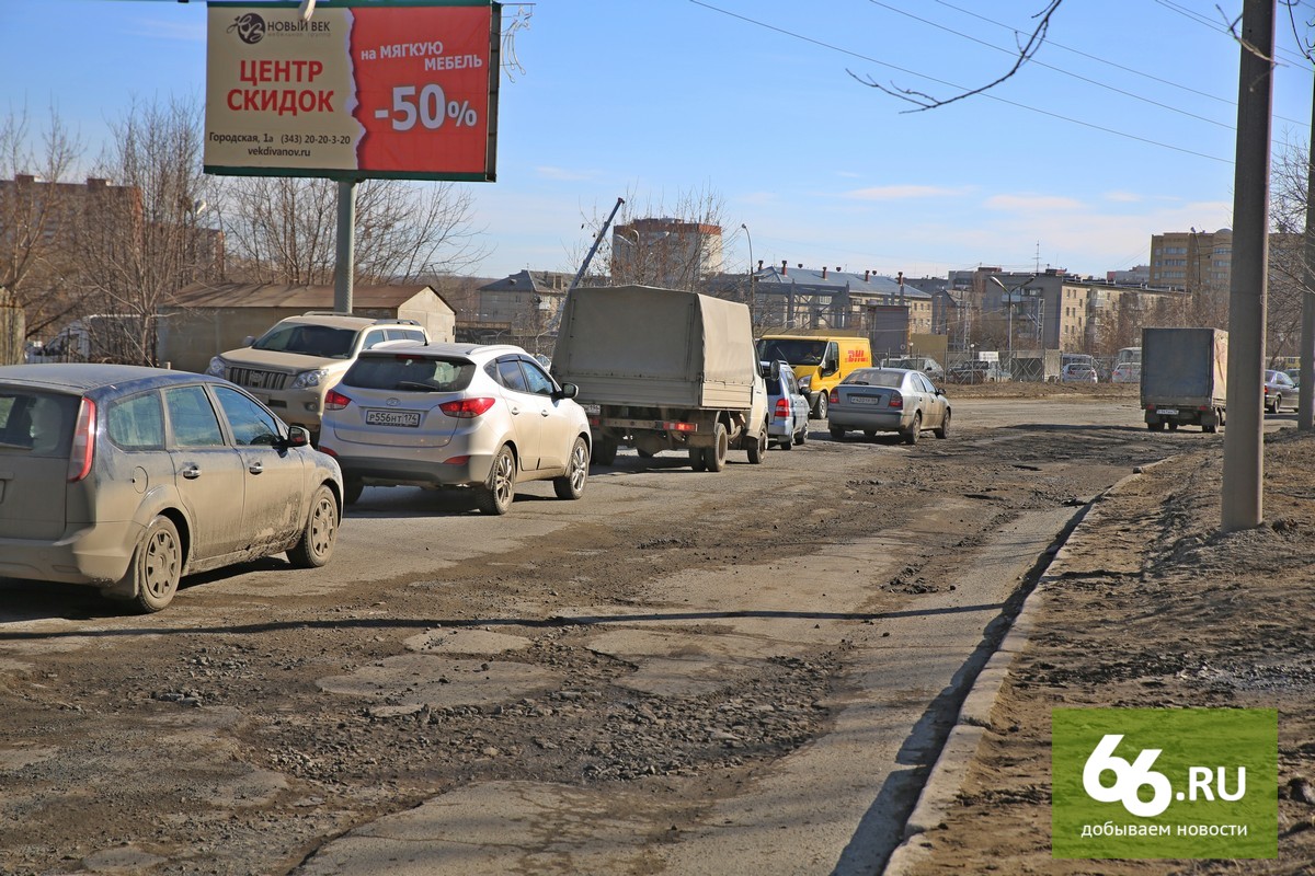 «Раскатали танкодром!» Тяжелая техника уничтожила Вторую Новосибирскую улицу