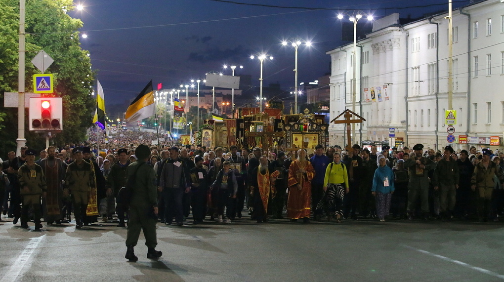 Наталья Поклонская, нодовцы и тысячи верующих прошли крестным ходом по Екатеринбургу. Фоторепортаж 66.RU