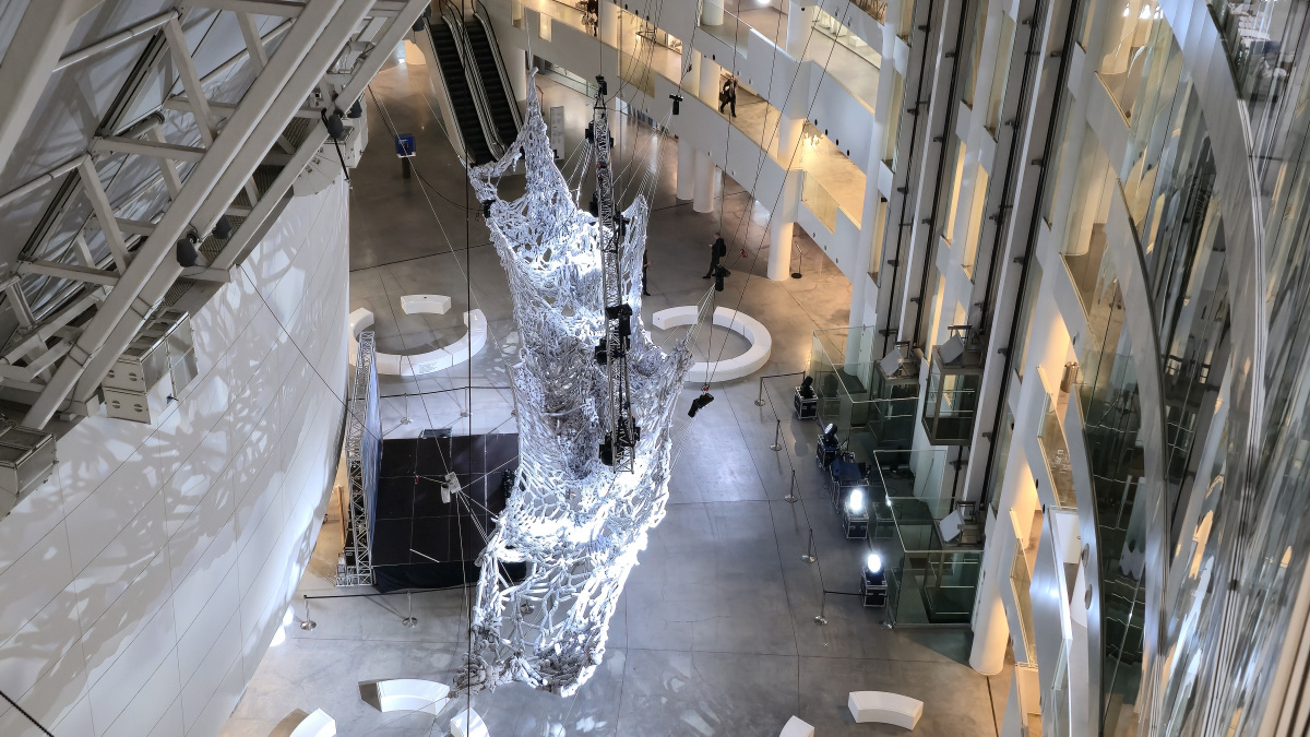 В Ельцин Центре открыли новый арт-объект в виде вязаного облака. Фото