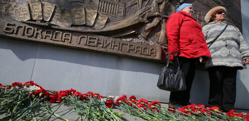 Возложили цветы и разошлись: скорбный митинг на Широкореченском мемориале продолжался 20 минут